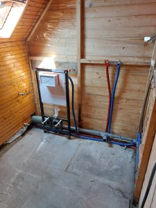 Beépített WC-tartály szerelőkerettel és színjelölt víz- és lefolyóvezetékekkel
