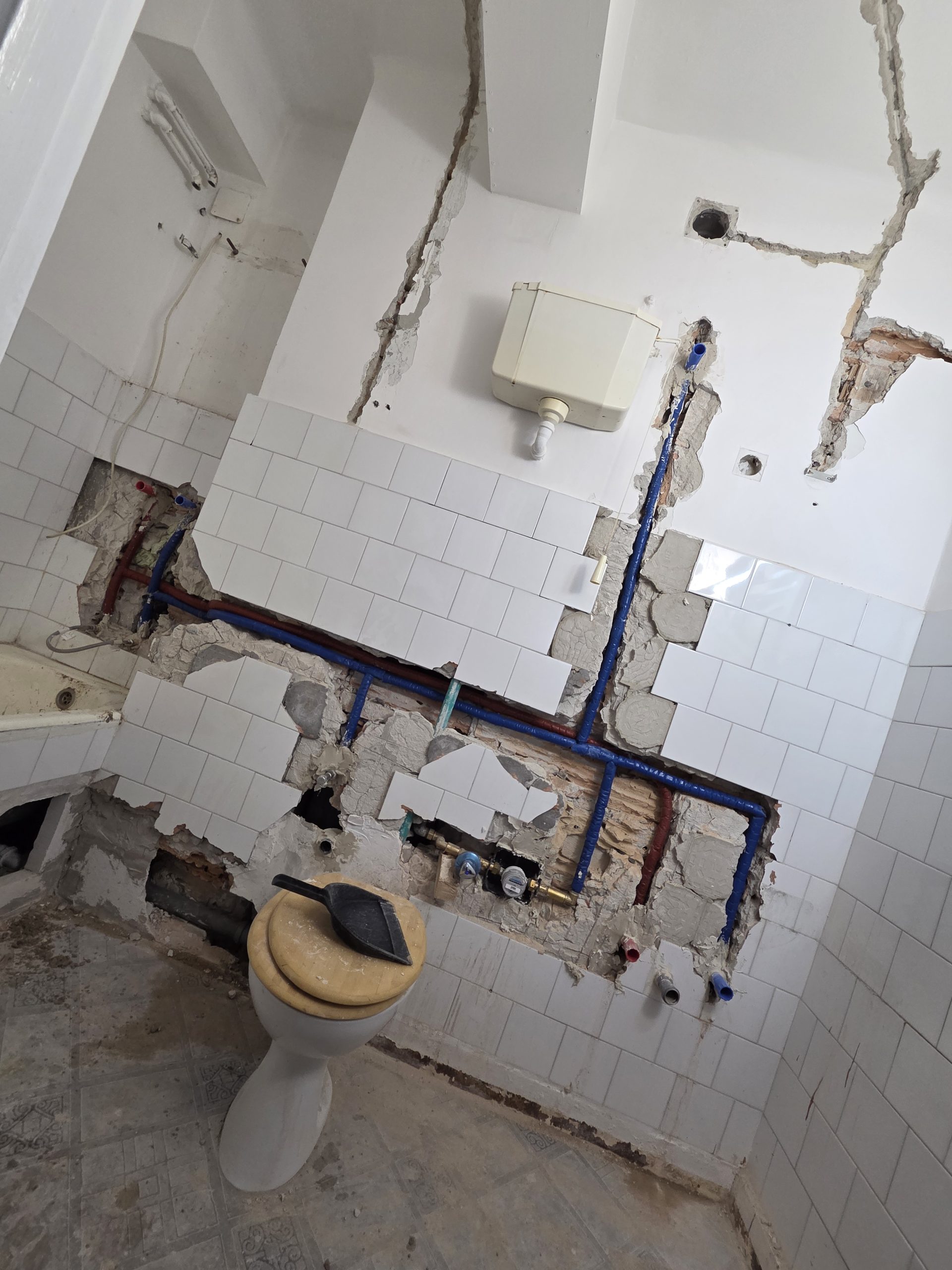 Falba vésett új víz- és fűtésvezetékek vízórával a fürdőszoba felújításán